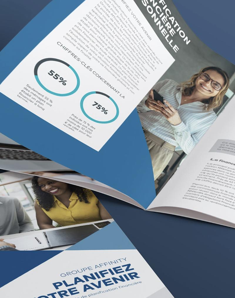 Brochures d'entreprise imprimées de haute qualité présentant des services de planification financière, disposées en éventail sur un bureau.