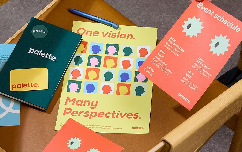 Pile de livrets d'entreprise aux couvertures jaunes et bleues, assemblés avec une reliure à dos carré collé bleu.